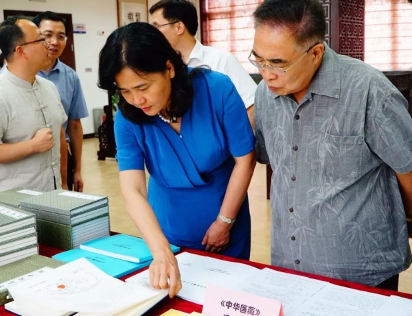 國(guó)家衛(wèi)生健康委黨組成員、國(guó)家中醫(yī)藥管理局黨組書(shū)記余艷紅（前排左一）在中醫(yī)藥信息研究所調(diào)研中醫(yī)古籍相關(guān)工作